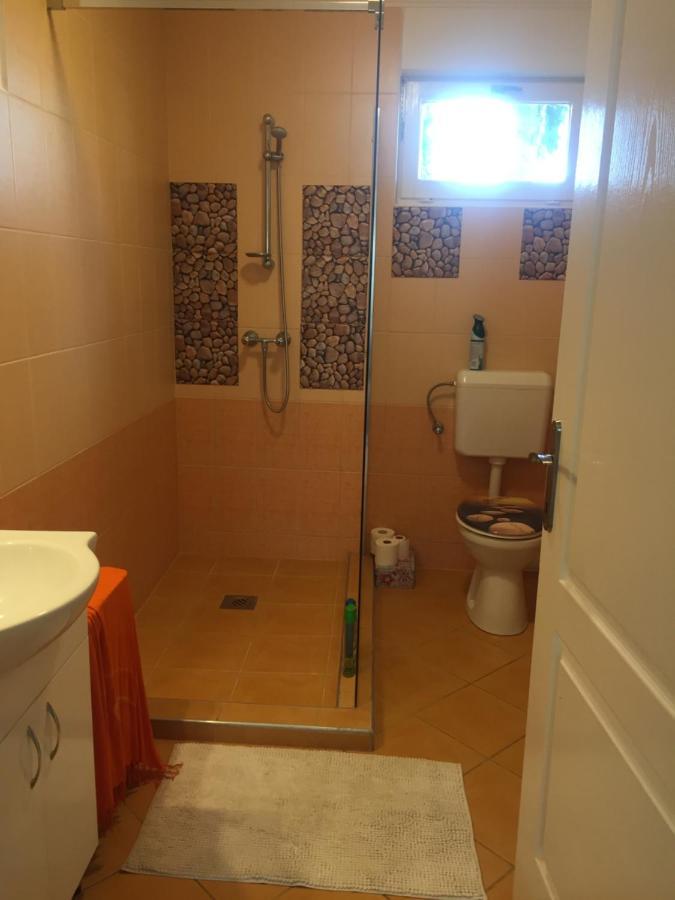 Nyugalmas Vendeghaz Apartment Lenarddaroc ภายนอก รูปภาพ